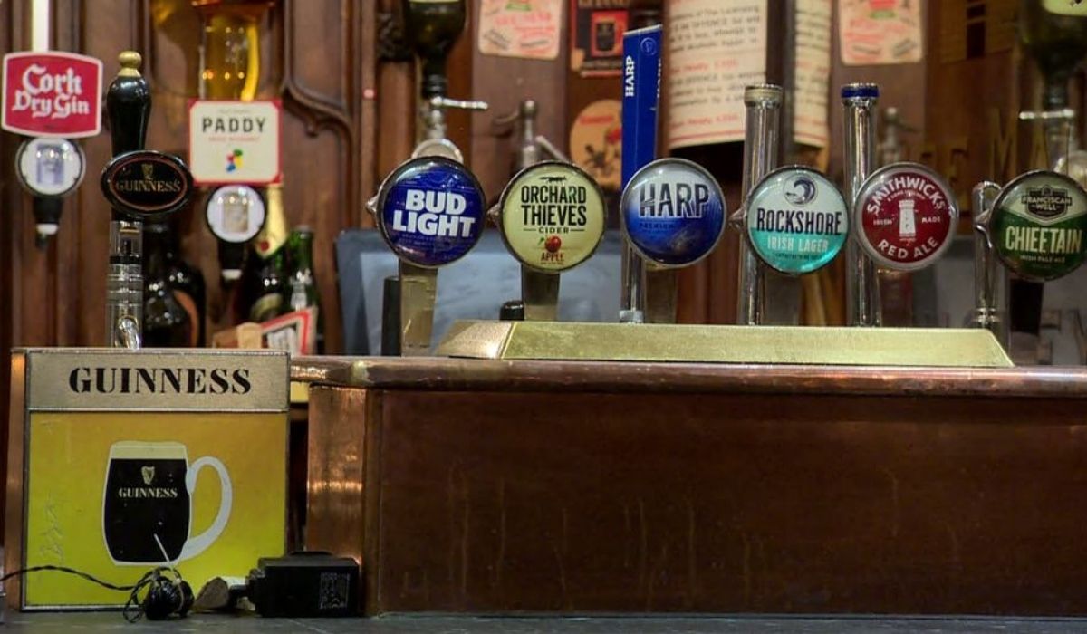 Coronavirus: Irish pubs and restaurants to resume indoor service